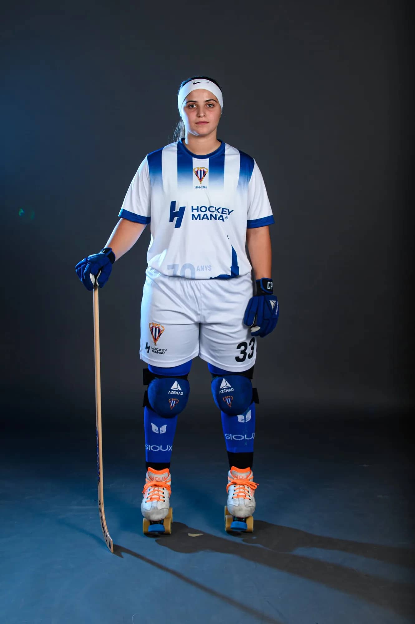 Retrat de cos sencer amb l'equipació de Hockey Mania sobre fons fosc