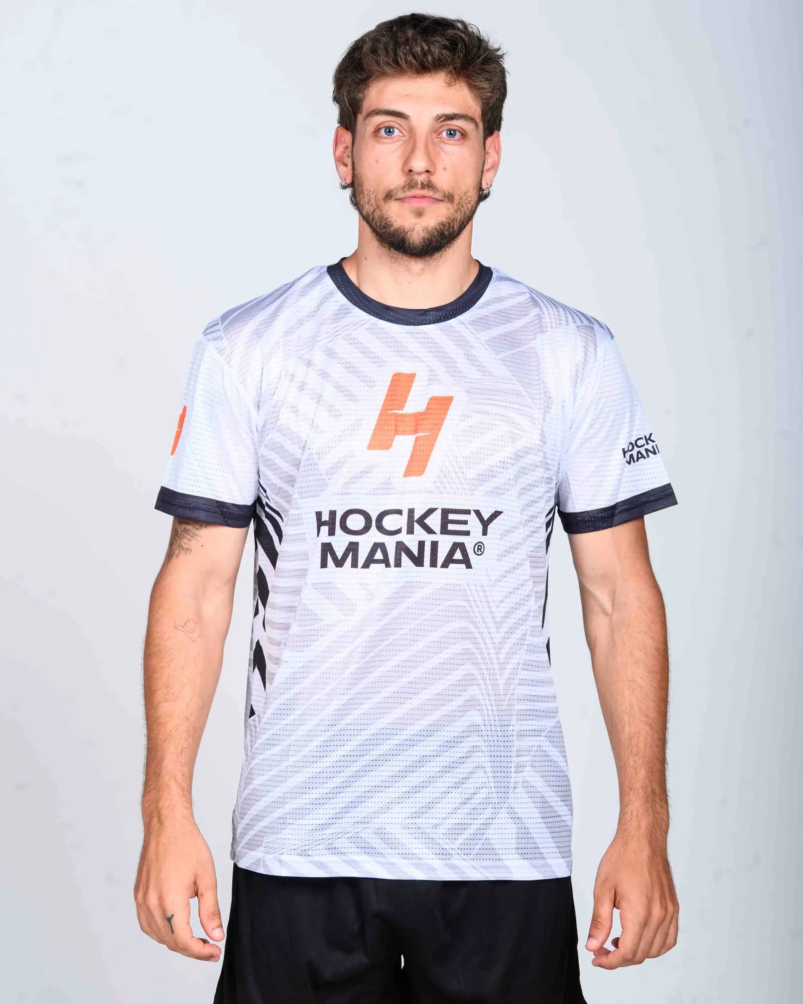 Model amb la samarreta de Hockey Mania sobre fons blanc