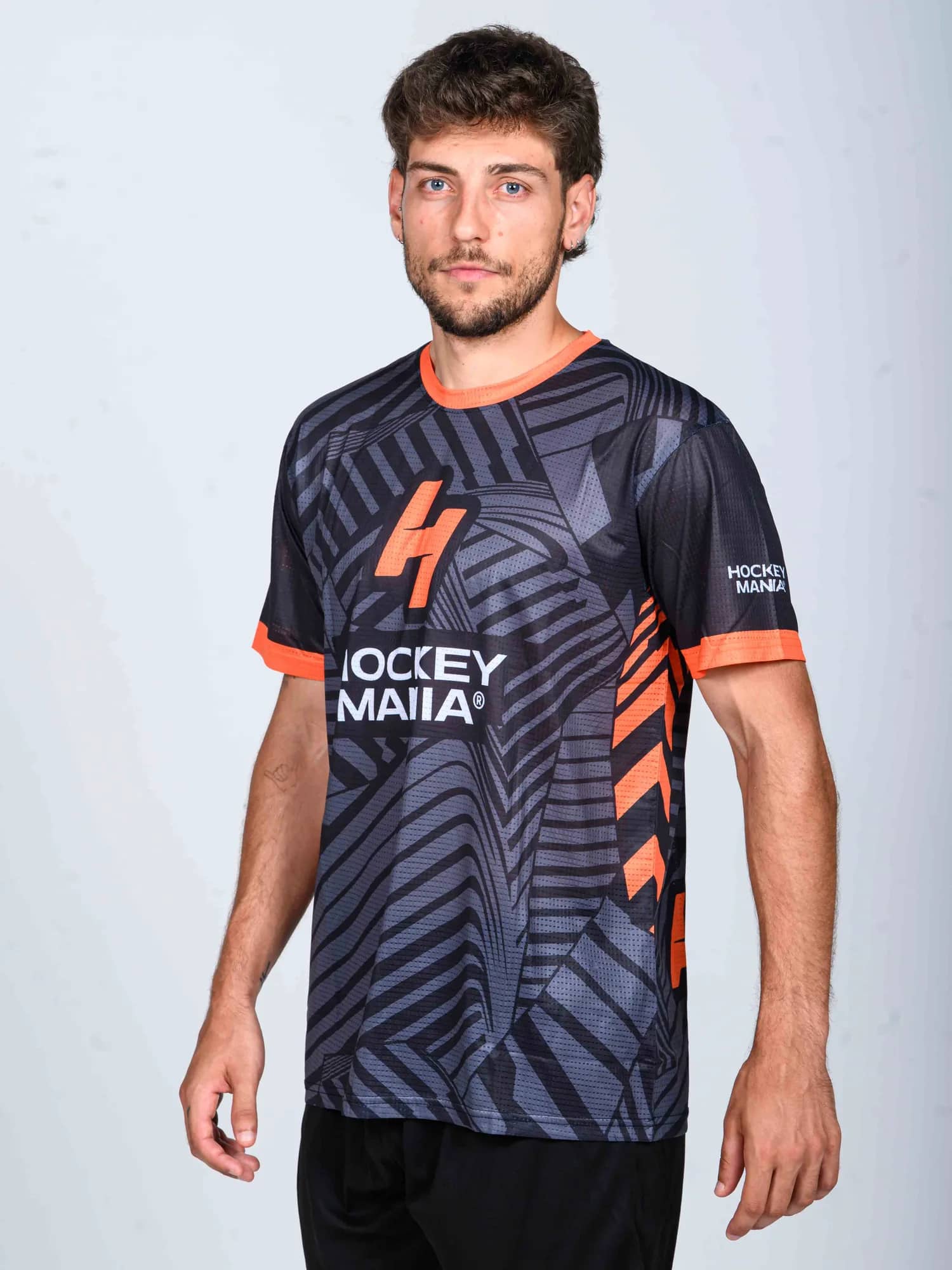 Model amb la samarreta fosca de Hockey Mania sobre fons blanc