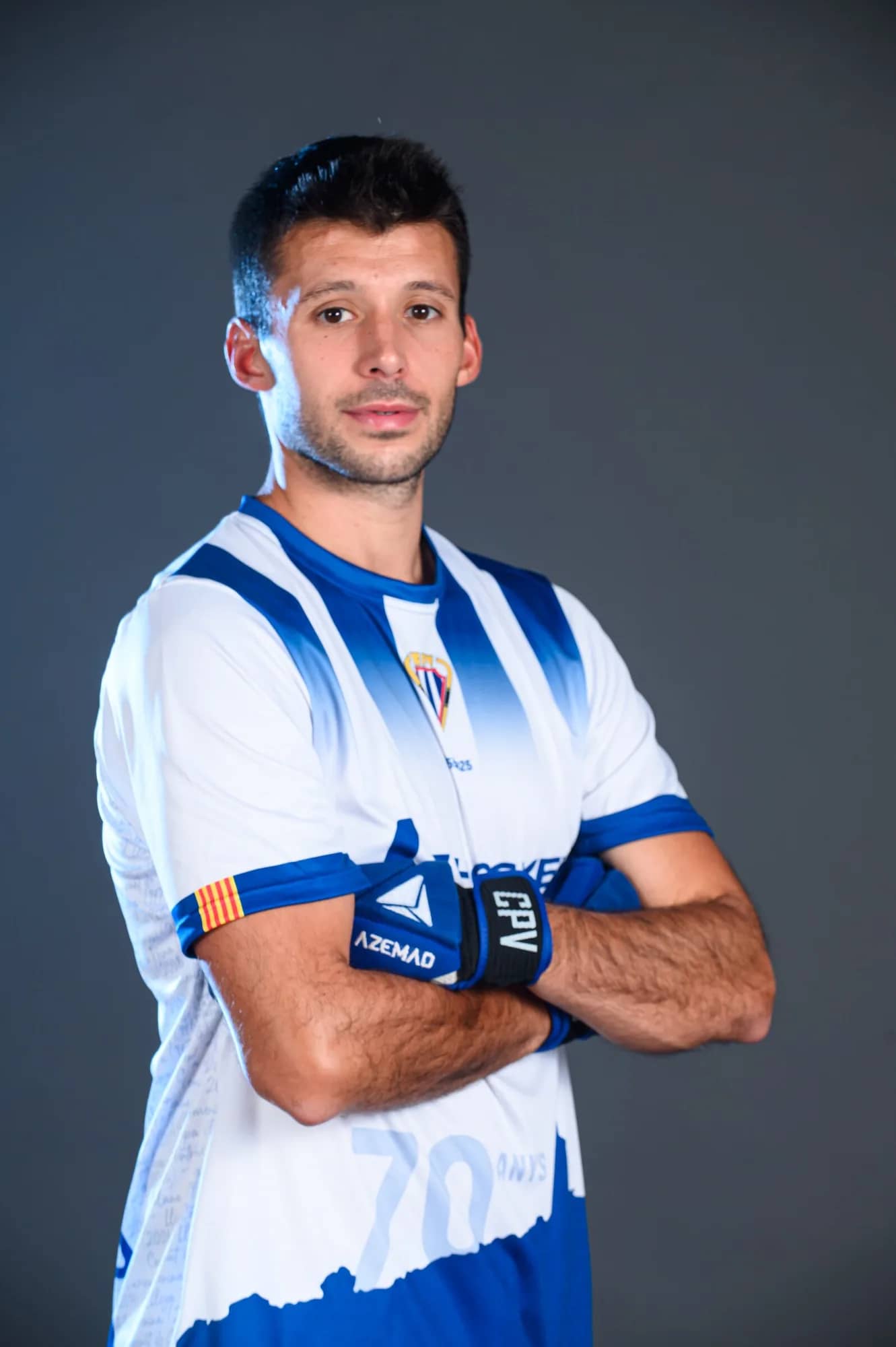 Retrat d'estudi d'un jugador de Hockey Mania amb els braços creuats
