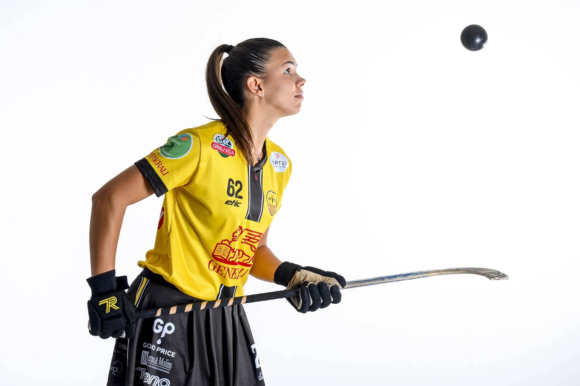 Jugadora del Generali HC Palau colpejant la bola a l'aire